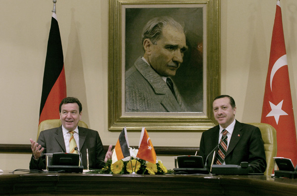 Federal Chancellor Gerhard Schröder und Turkish Prime Minister Recep Tayyip Erdoğan in Ankara (February 23, 2004)